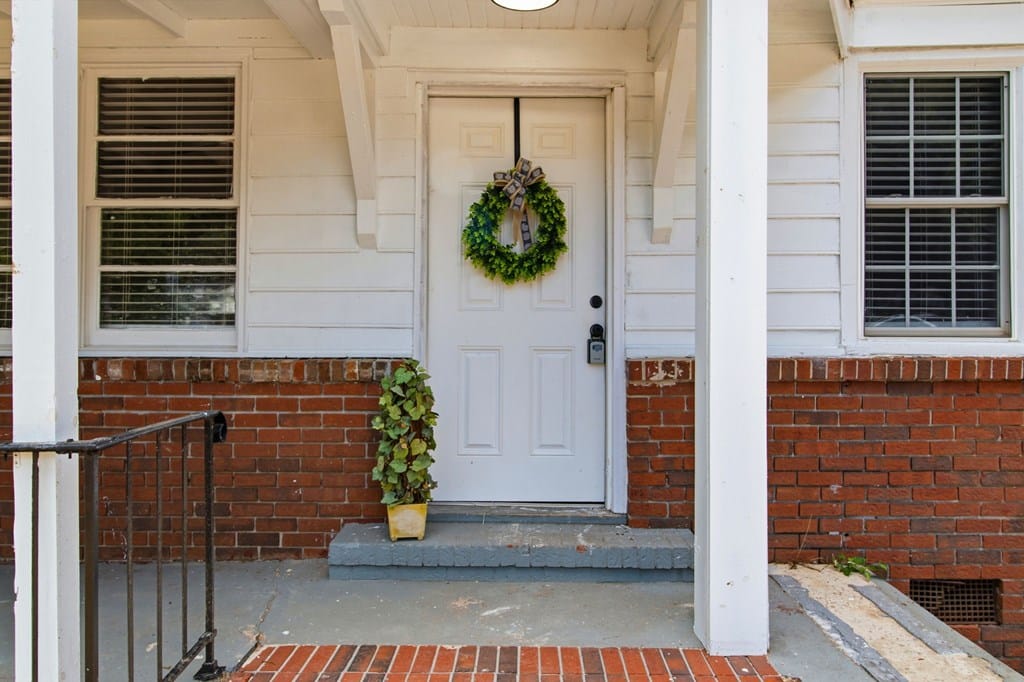 725 N Greenwood St, LaGrange, GA 30240, Front door entry into living room