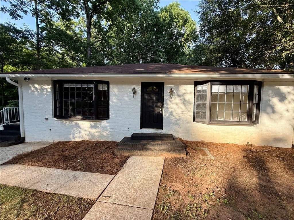 752 Letohatchee St, Auburn, AL 36830, A classic facade with contrasting dark trim on bay
