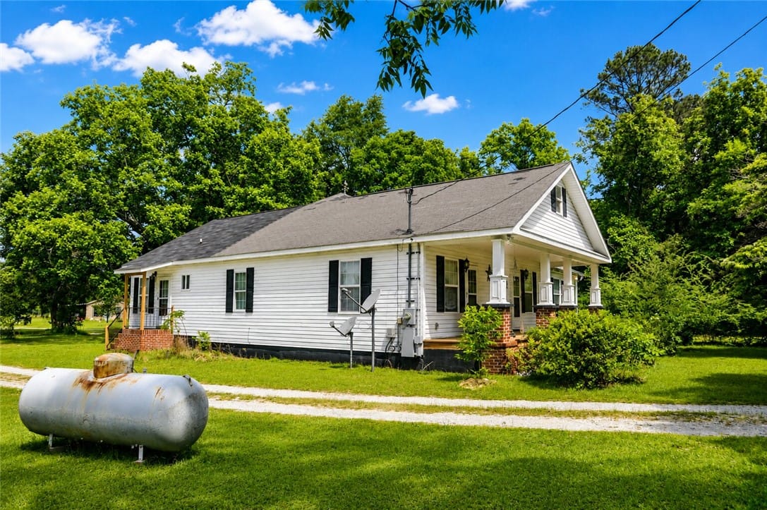 1075 Lowe Rd, Notasulga, AL 36866, USA, Charming home with classic architecture and expans