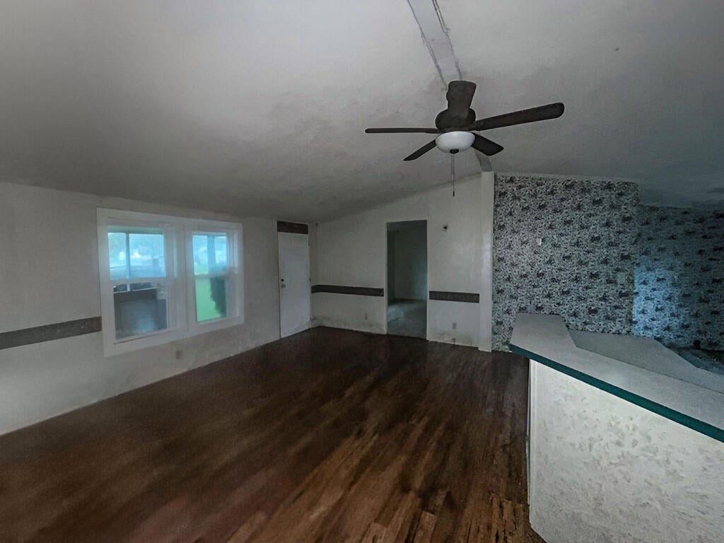 61 Amber Dr, Ray City, GA 31645