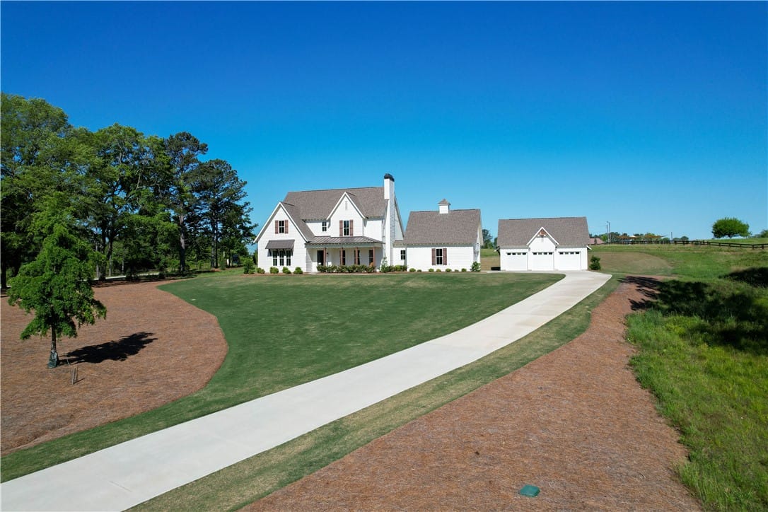 4004 Blackberry Ln, Auburn, AL 36830, This charming farmhouse-style residence features a