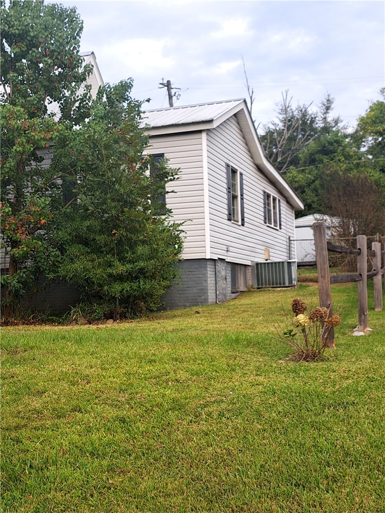 113 Morgan St, Valley, AL 36854, A grassy side yard borders this classic home with