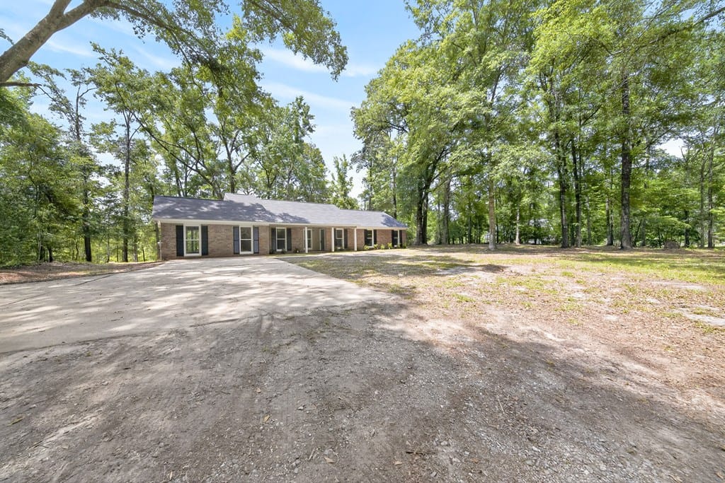 41 Collins Dr, Box Springs, GA 31801
