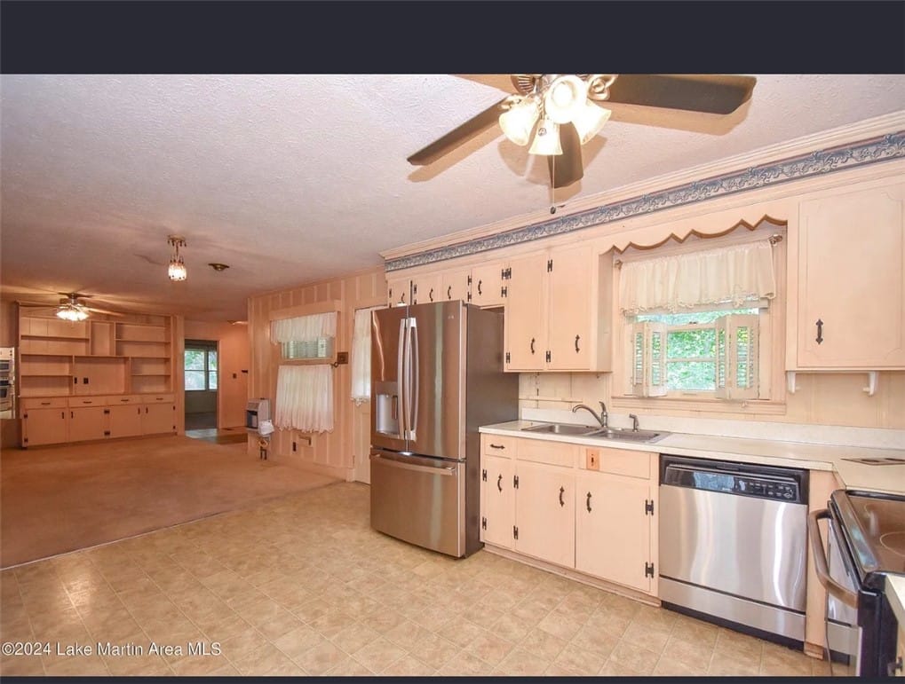 634 Springhill Rd, Alexander City, AL 35010, A well-appointed kitchen offers functional applian