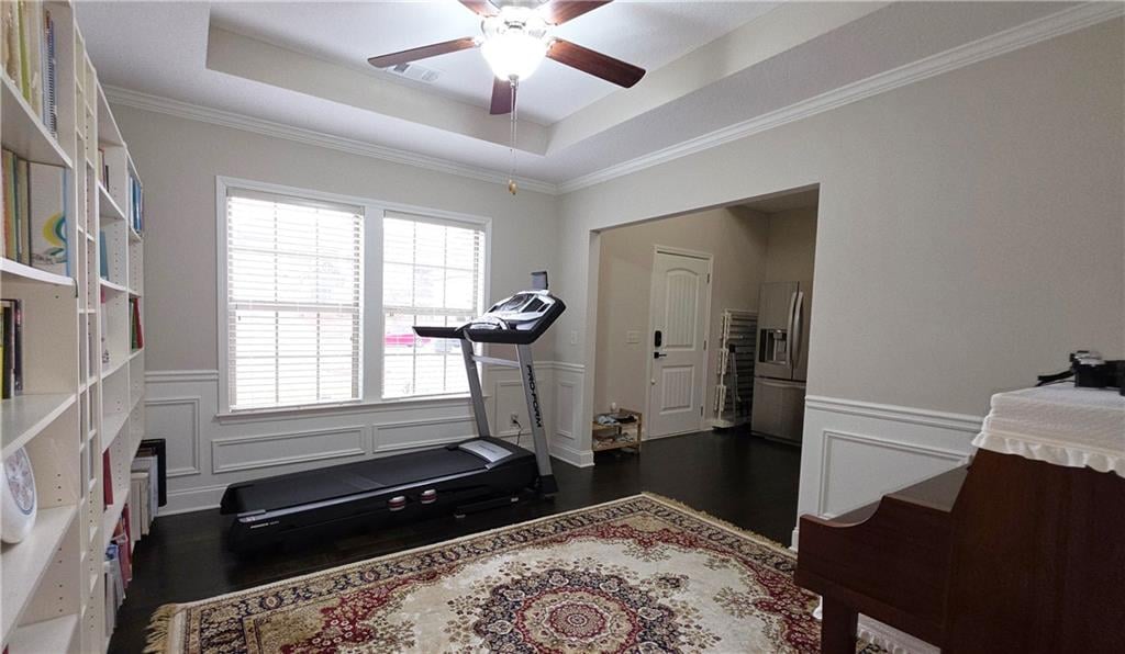 1561 N Camden Dr, Auburn, AL 36830, Elegant crown molding, wainscoting, and tray ceili