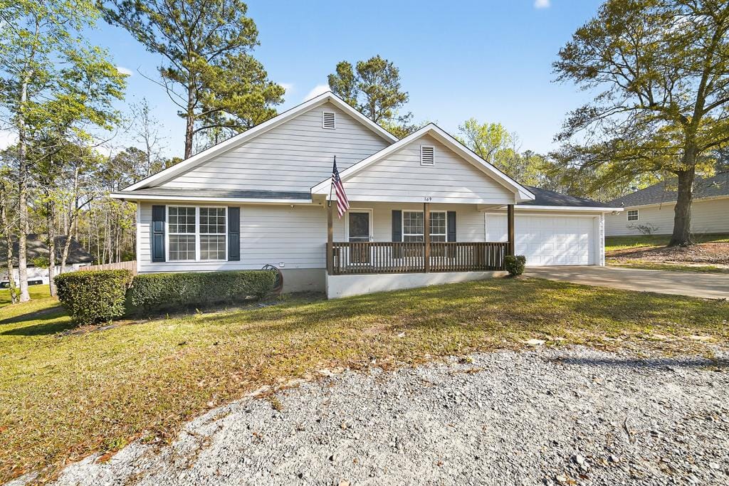 169 Lansdon Dr, Smiths Station, AL 36877