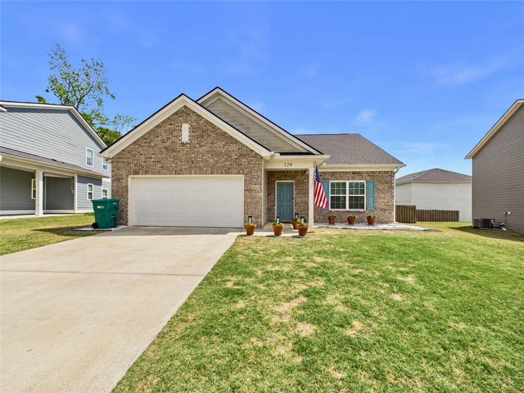 129 Wood Hl Dr, Smiths Station, AL 36877