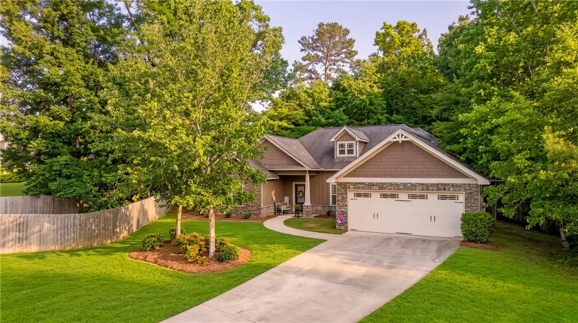 3600 Creekside Ct, Opelika, AL 36801, USA, A welcoming stone and shake exterior provides exce