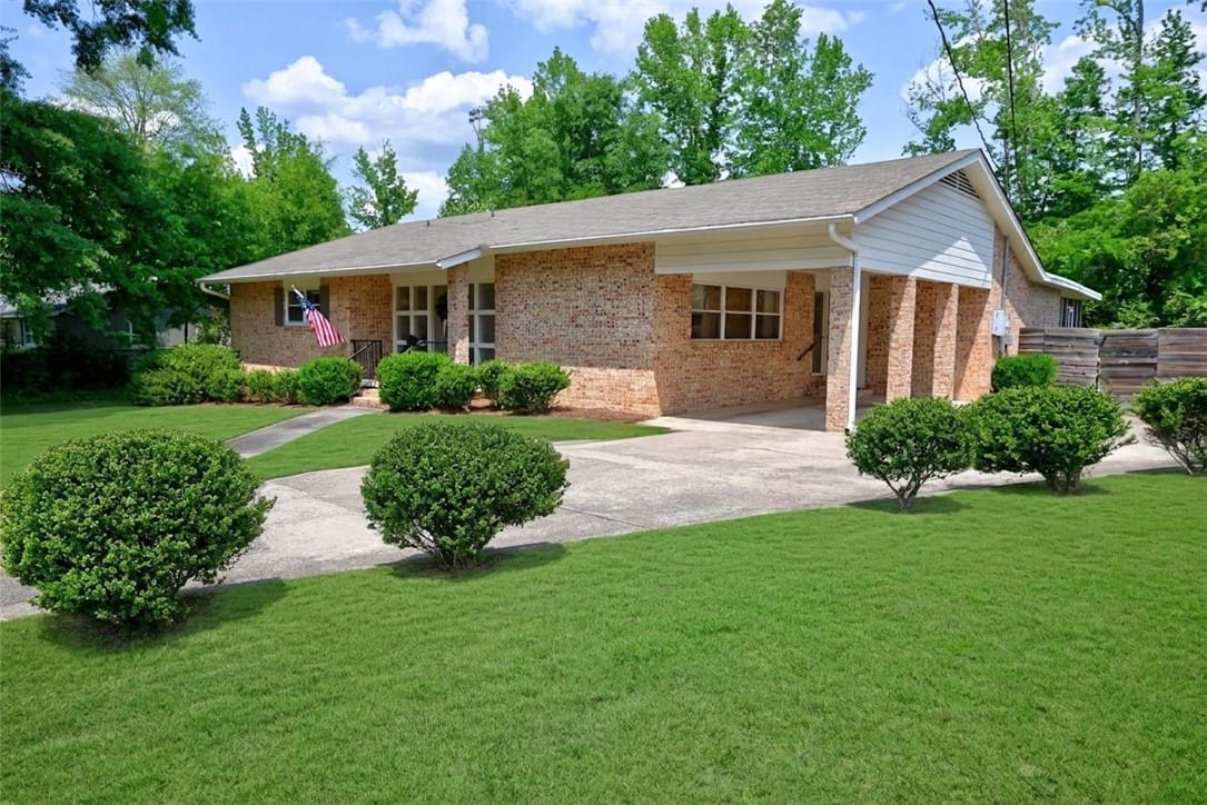 1068 Terrace Acres Dr, Auburn, AL 36830, One-level, all-brick home just minutes from downto