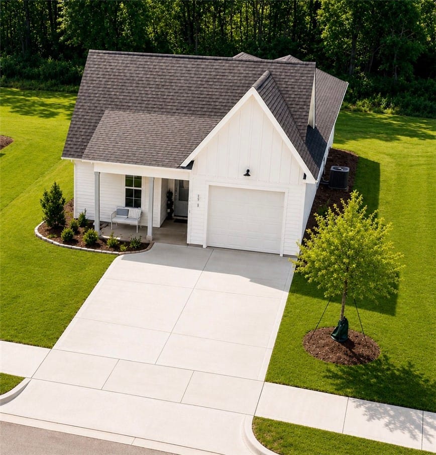 213 SUMMER, Opelika, AL, 36801, Well-maintained grounds enhance the curb appeal of
