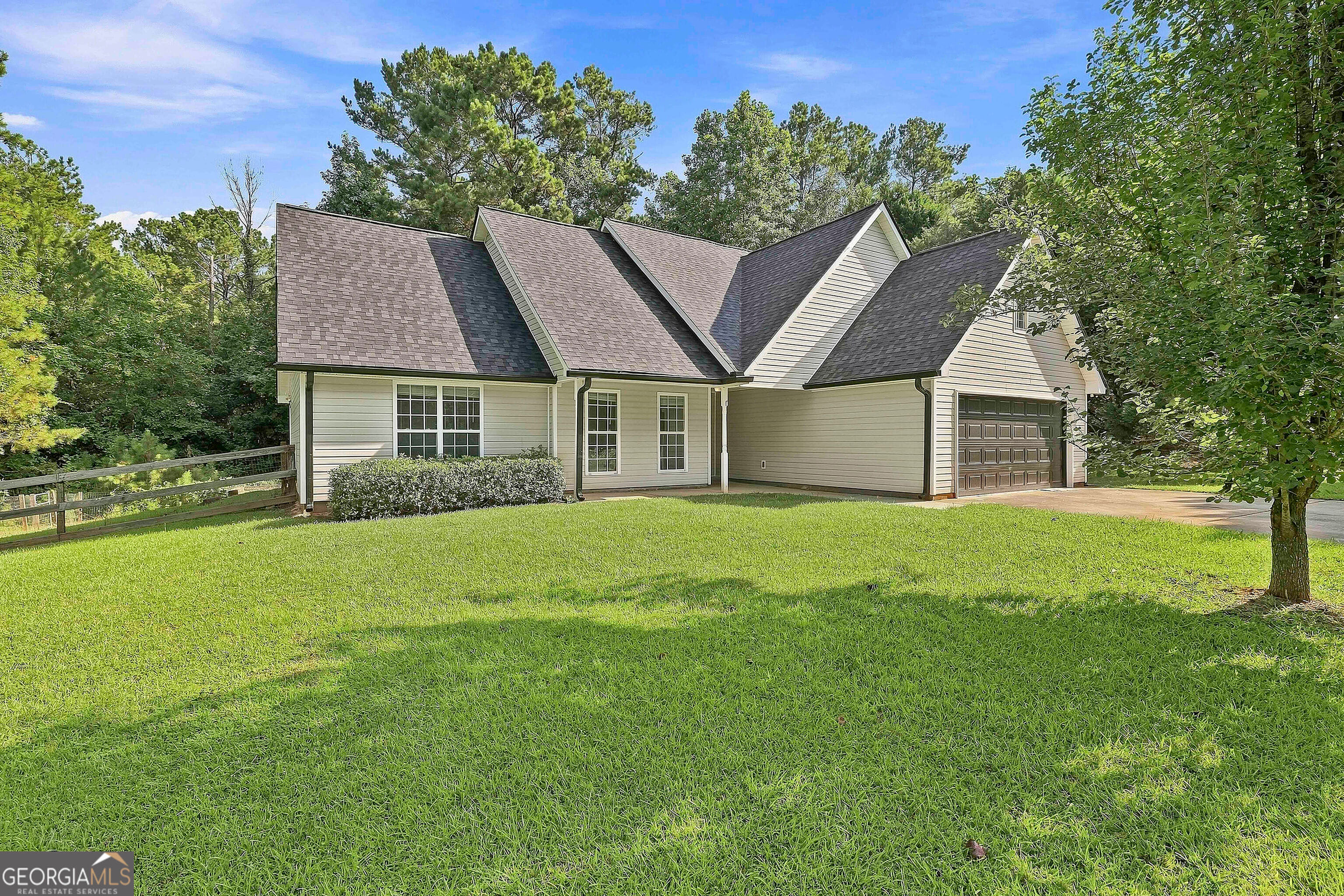 677 Al Roberts Rd, Senoia, GA 30276