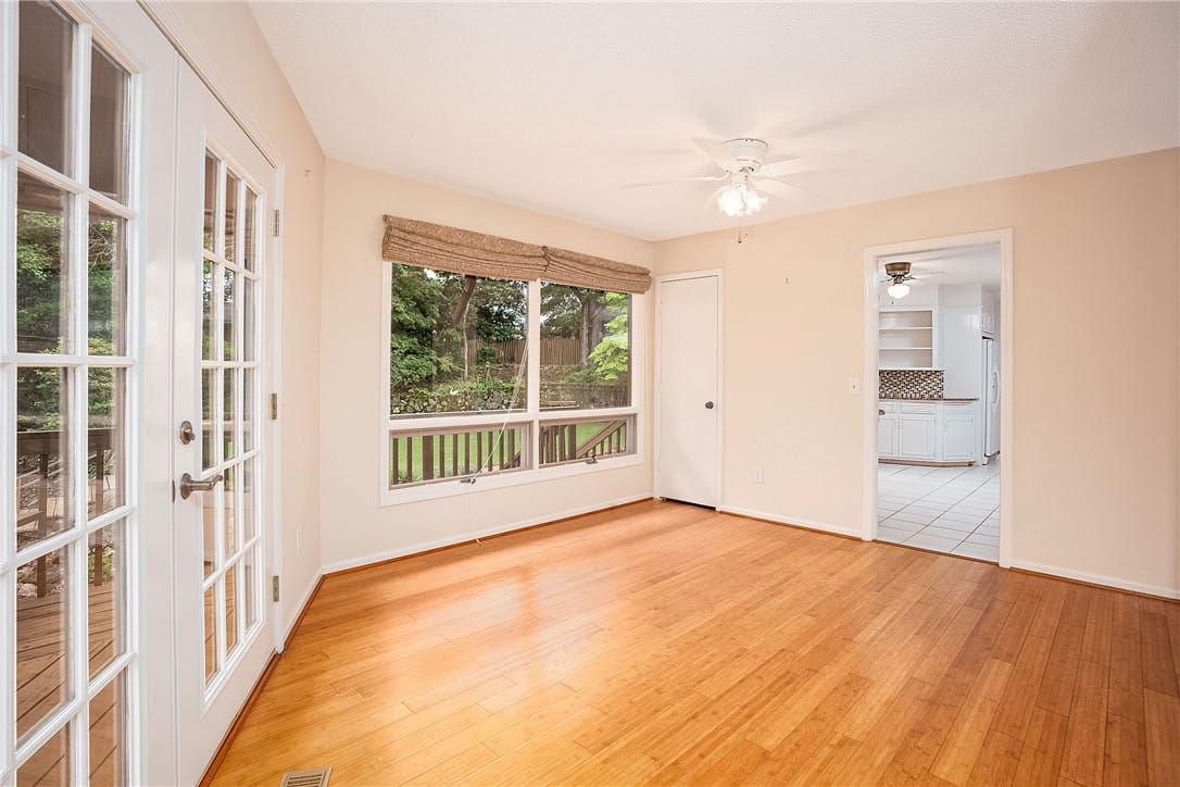 407 ETOWAH, Opelika, AL, 36801, Natural light floods this living area through broa