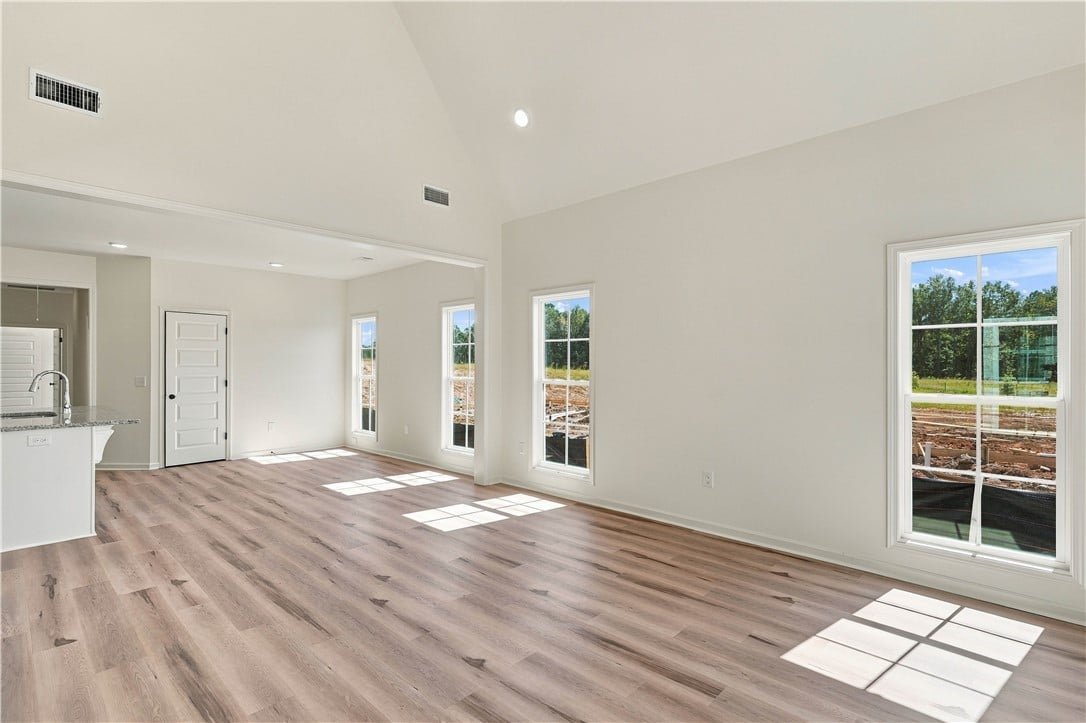 1037 HUNTERS, Opelika, AL, 36801
