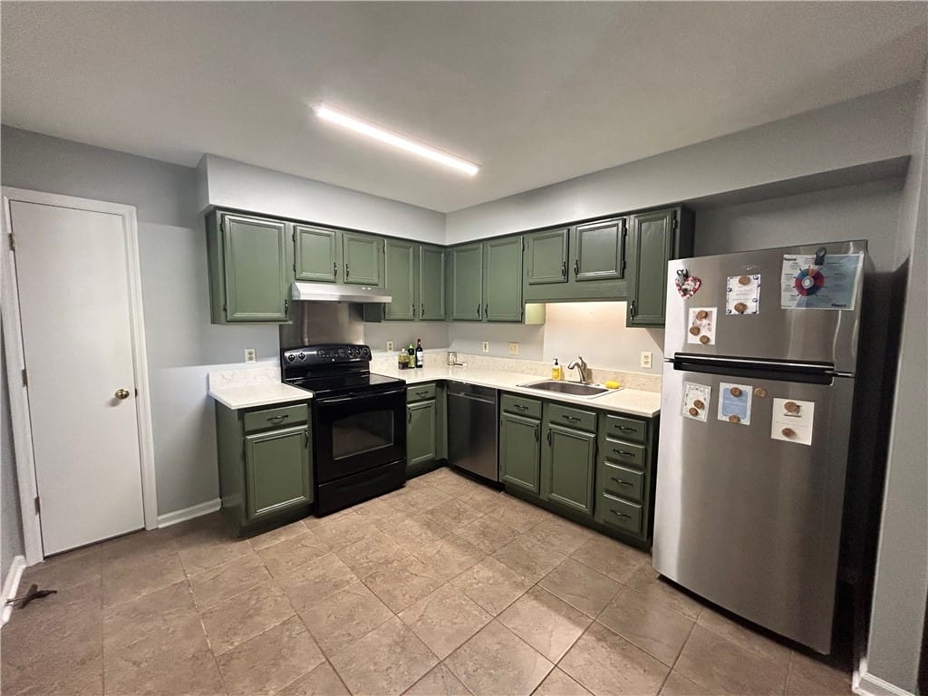785 Iroquois Cir, Auburn, AL 36830, Functional kitchen with ample cabinet space and es
