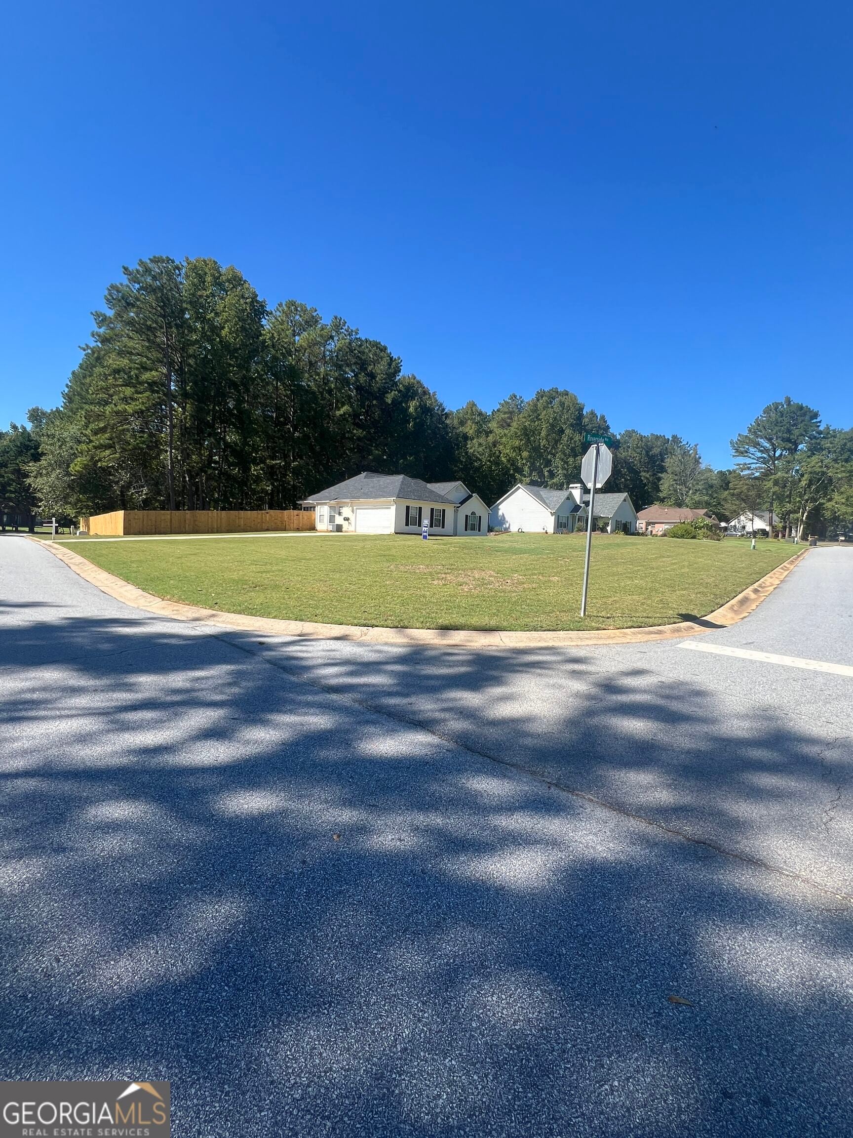 90 Riverside Dr, Sharpsburg, GA 30277