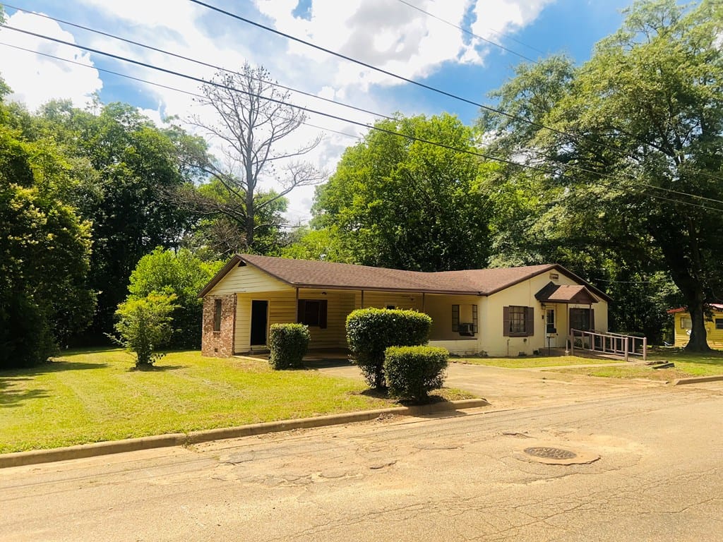 1043 Flint St NE, Dawson, GA 39842