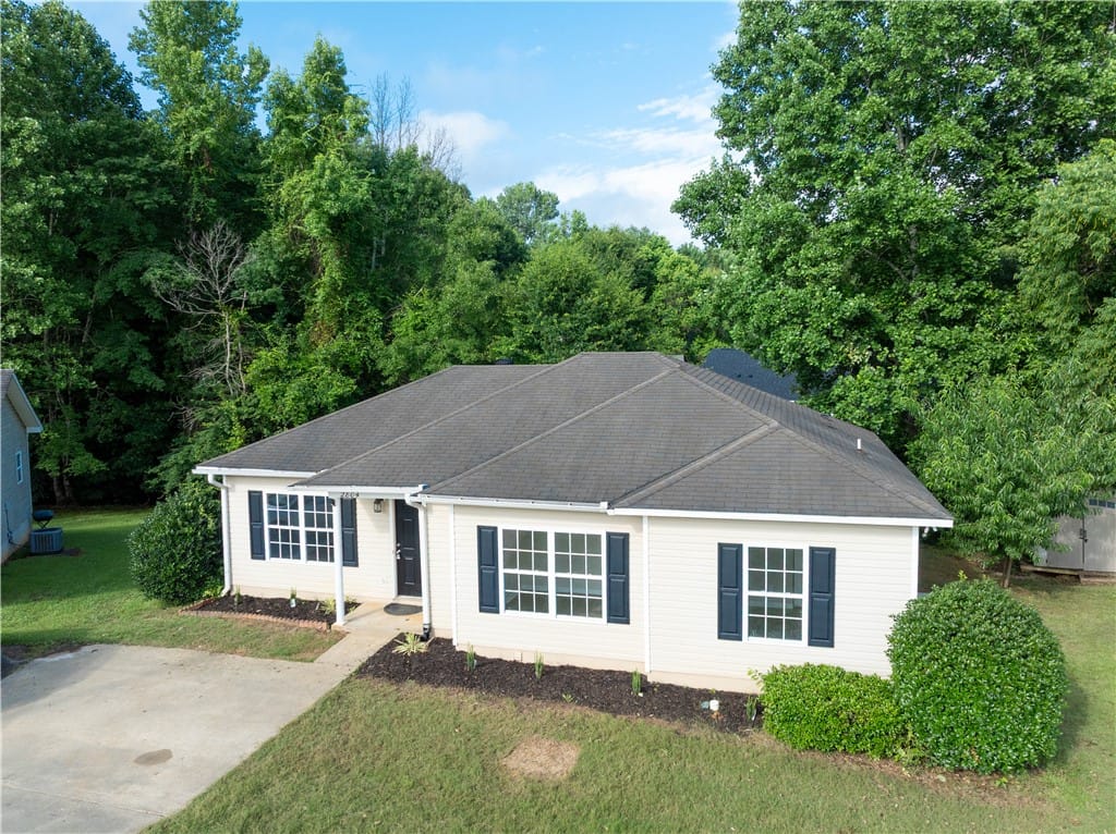 2804 Southview Ct, Opelika, AL 36804, This home has been remodeled with new flooring, pa