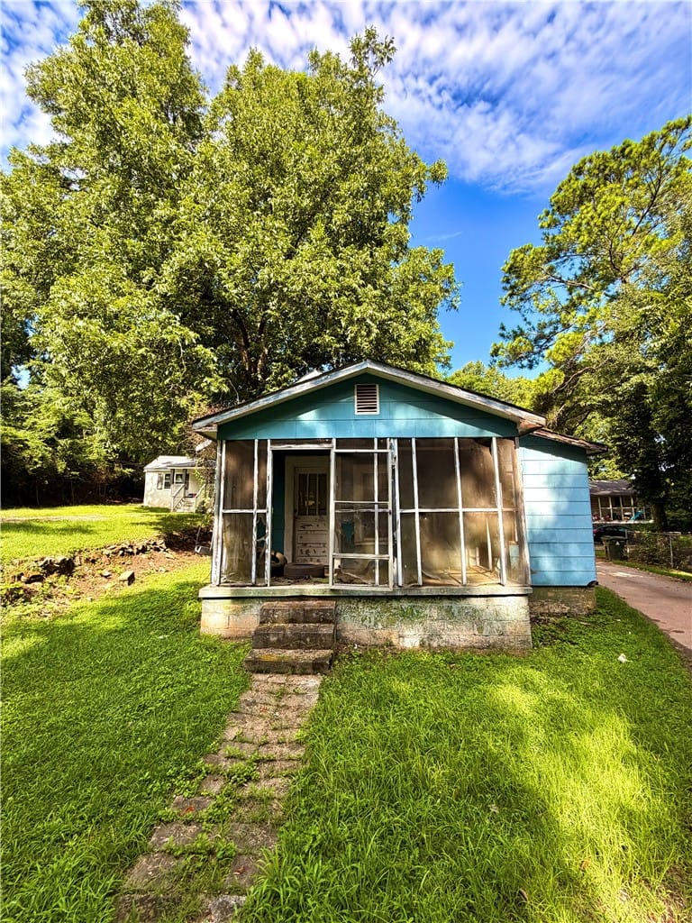 416 Dowdell Rd #416b, Auburn, AL 36830, A charming home awaits with a serene screened porc