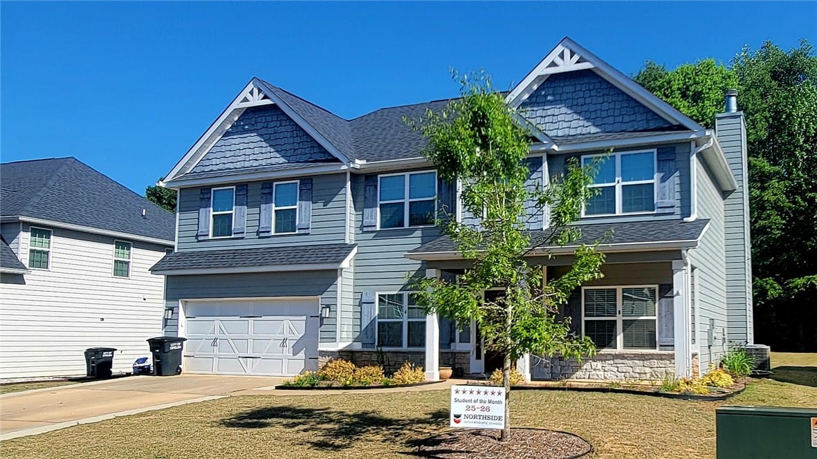 1862 Wildwood Dr, Opelika, AL 36804, This charming home offers a traditional design wit