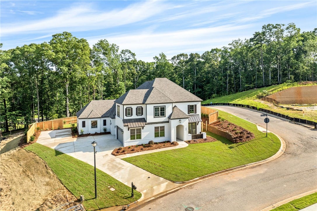 813 Summerlin Dr, Auburn, AL 36830, USA, A striking white residence boasts modern black acc