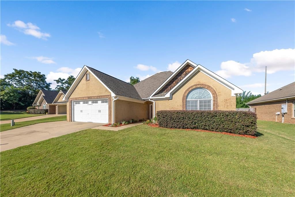 126 Boulder Crk Dr, Smiths Station, AL 36877