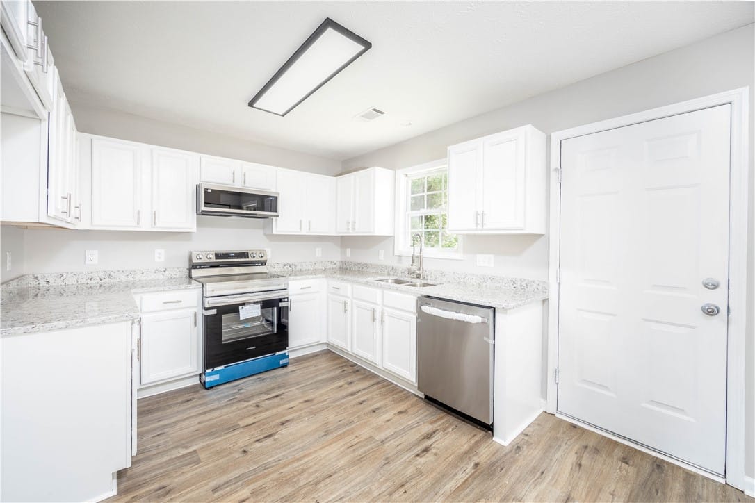 2804 Southview Ct, Opelika, AL 36804, This kitchen has new counters, new flooring, new a