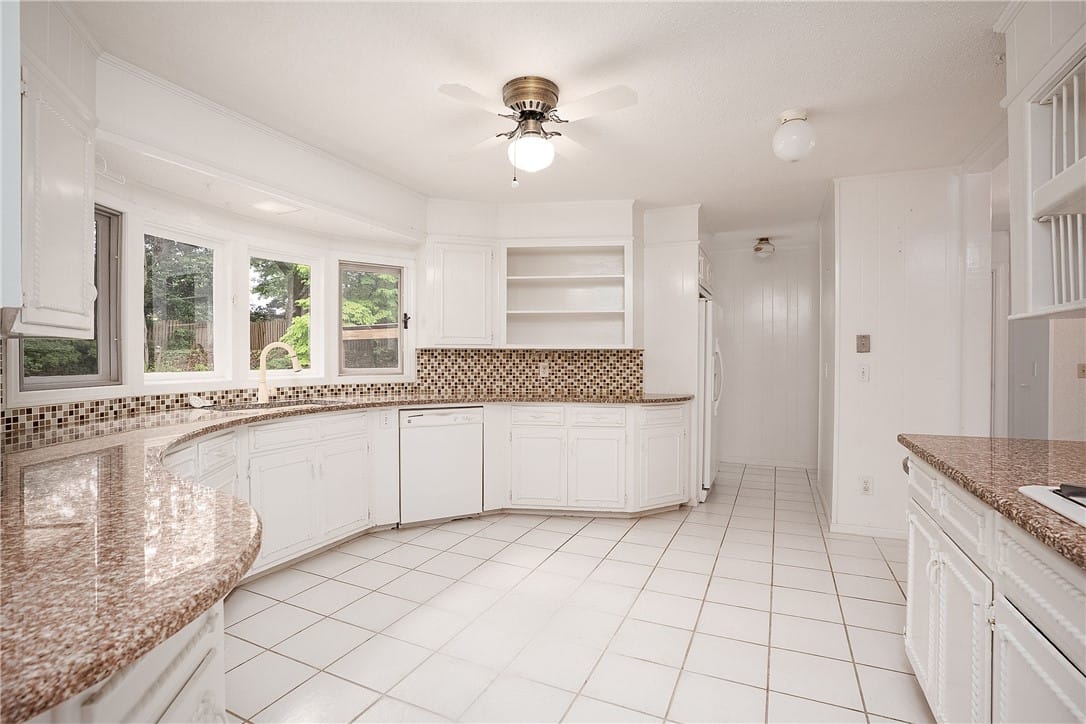 407 ETOWAH, Opelika, AL, 36801, A well-lit kitchen with ample counter space and a
