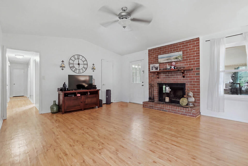 231 Dunaway Dr, Albany, GA 31721, USA, Main House Living Room, Vaulted ceilings, Fireplace, and