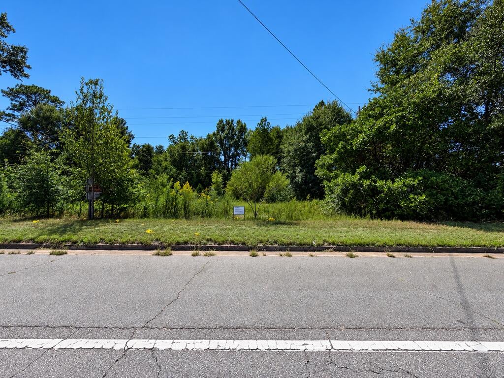 2942 Sylvester Rd, Albany, GA 31705