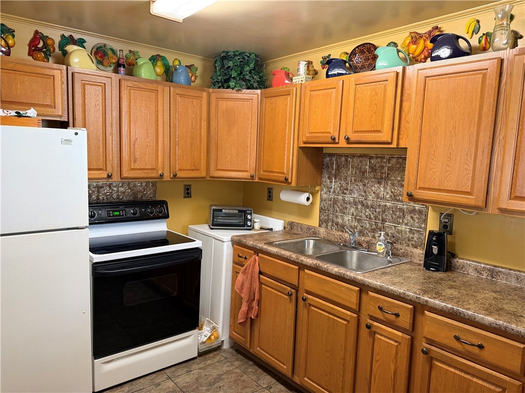 4204 Cusseta Rd, Lanett, AL 36863, Oak cabinetry and textured tile backsplashes defin