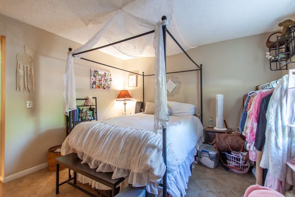 152 E University Dr d101, Auburn, AL 36832, USA, This cozy bedroom features a stylish bed and ample