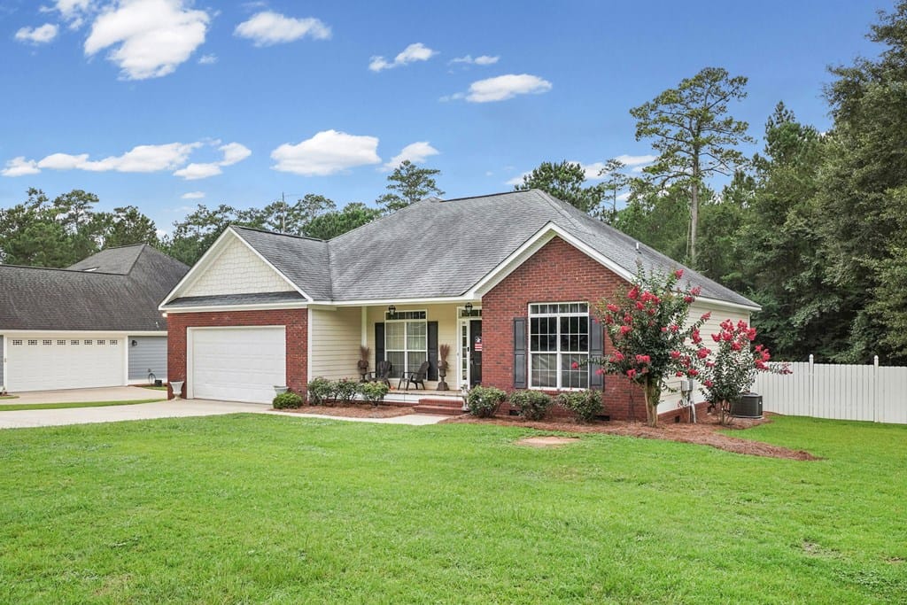 313 Willow Lake Dr, Leesburg, GA 31763
