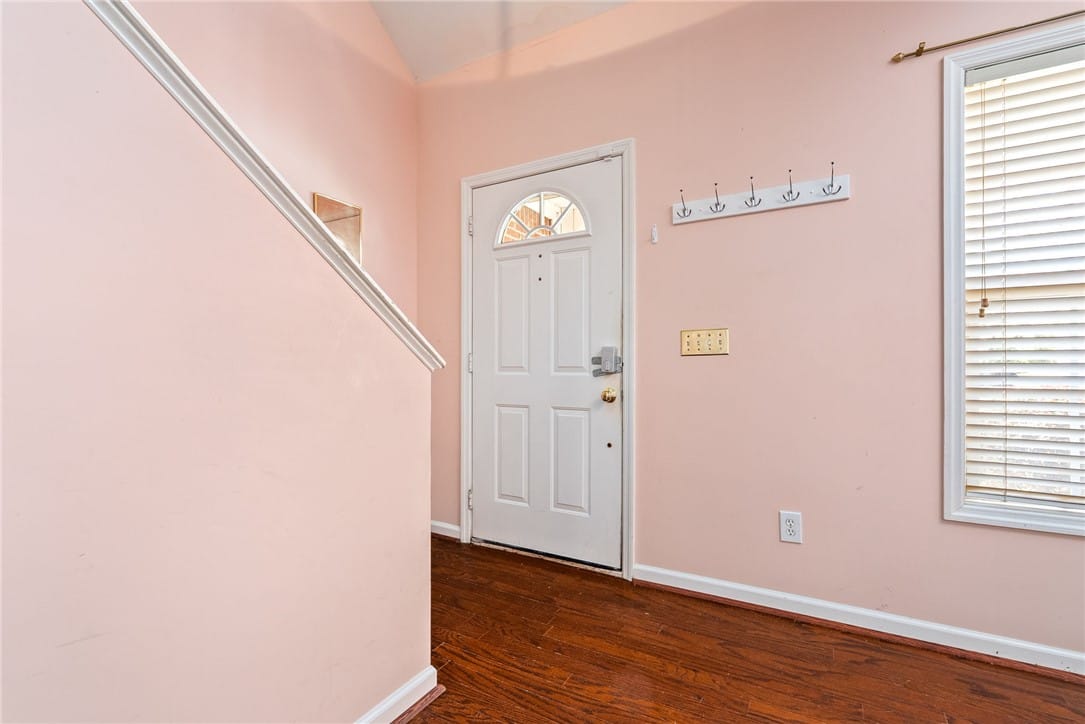2428 E University Dr UNIT 902, Auburn, AL 36830, The inviting entryway features a sturdy door, rich
