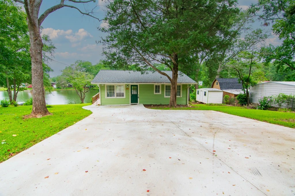 1671 W Pine Lake Dr, West Point, GA 31833