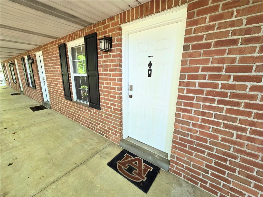 168 E University Dr l204, Auburn, AL 36832, A classic brick exterior offers individual entries
