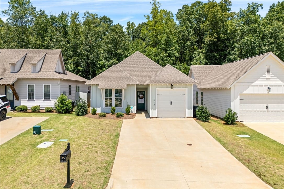 712 VILLAGE, Opelika, AL, 36801 — Photo 1