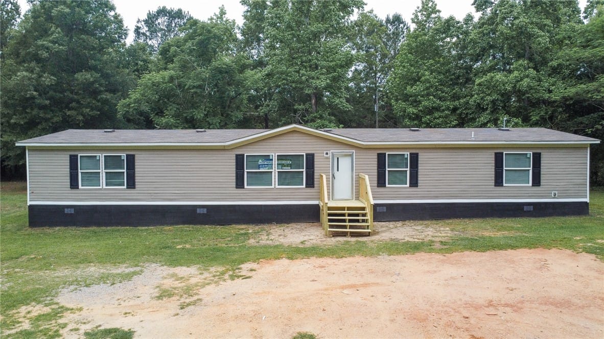 751 Ellis Rd, Shorter, AL 36075, This charming home offers comfortable living with