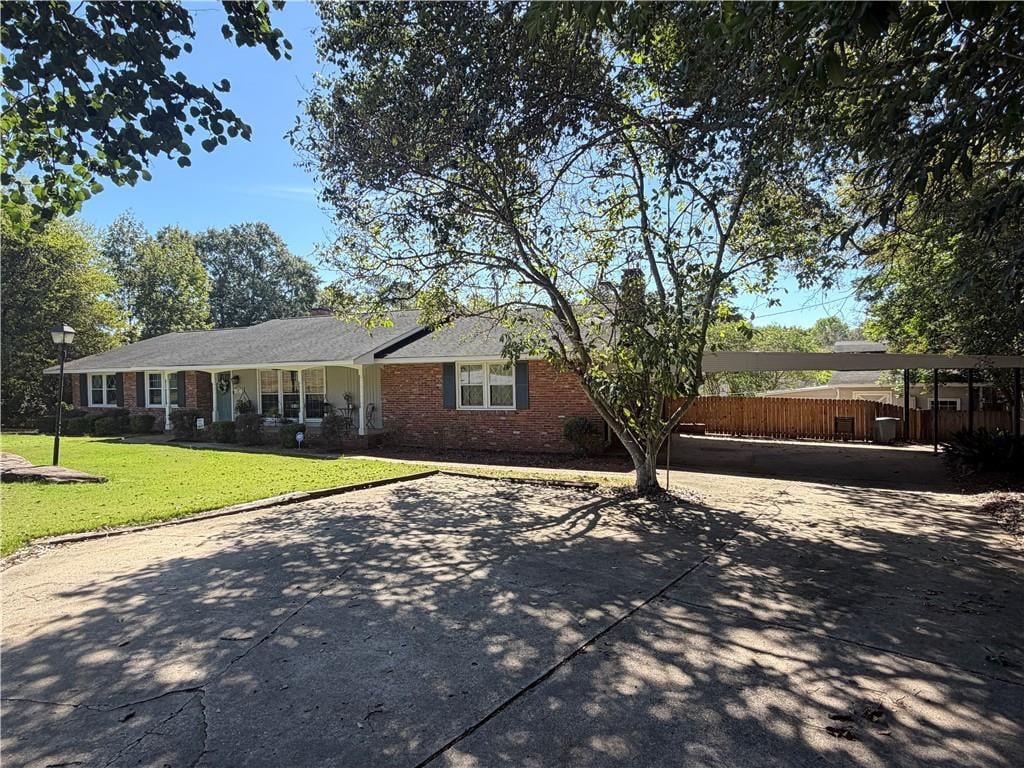 2 Lakewood Cir, Phenix City, AL 36867