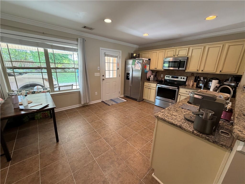 851 Berkshire Court, Auburn, AL 36832, Granite counters and stainless steel appliances ou