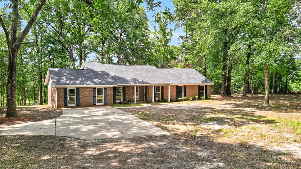 41 Collins Dr, Box Springs, GA 31801