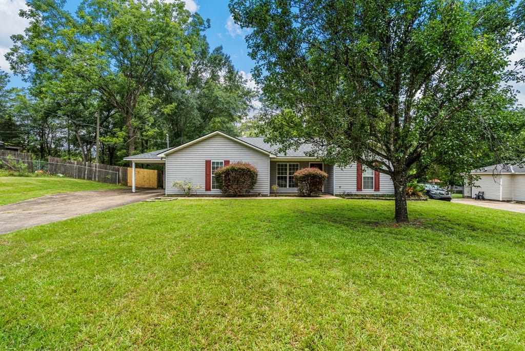 5848 Mullin-Stroud Rd, Smiths Station, AL 36877