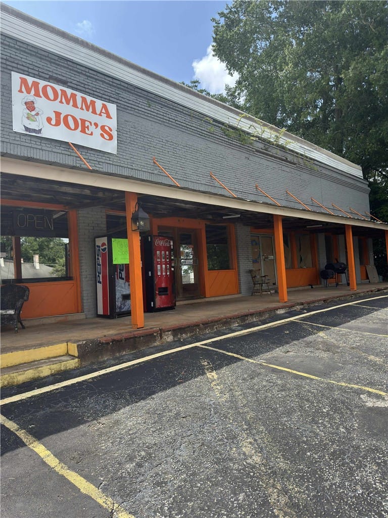 1100 Boulevard, Valley, AL 36854, This commercial building offers a spacious storefr