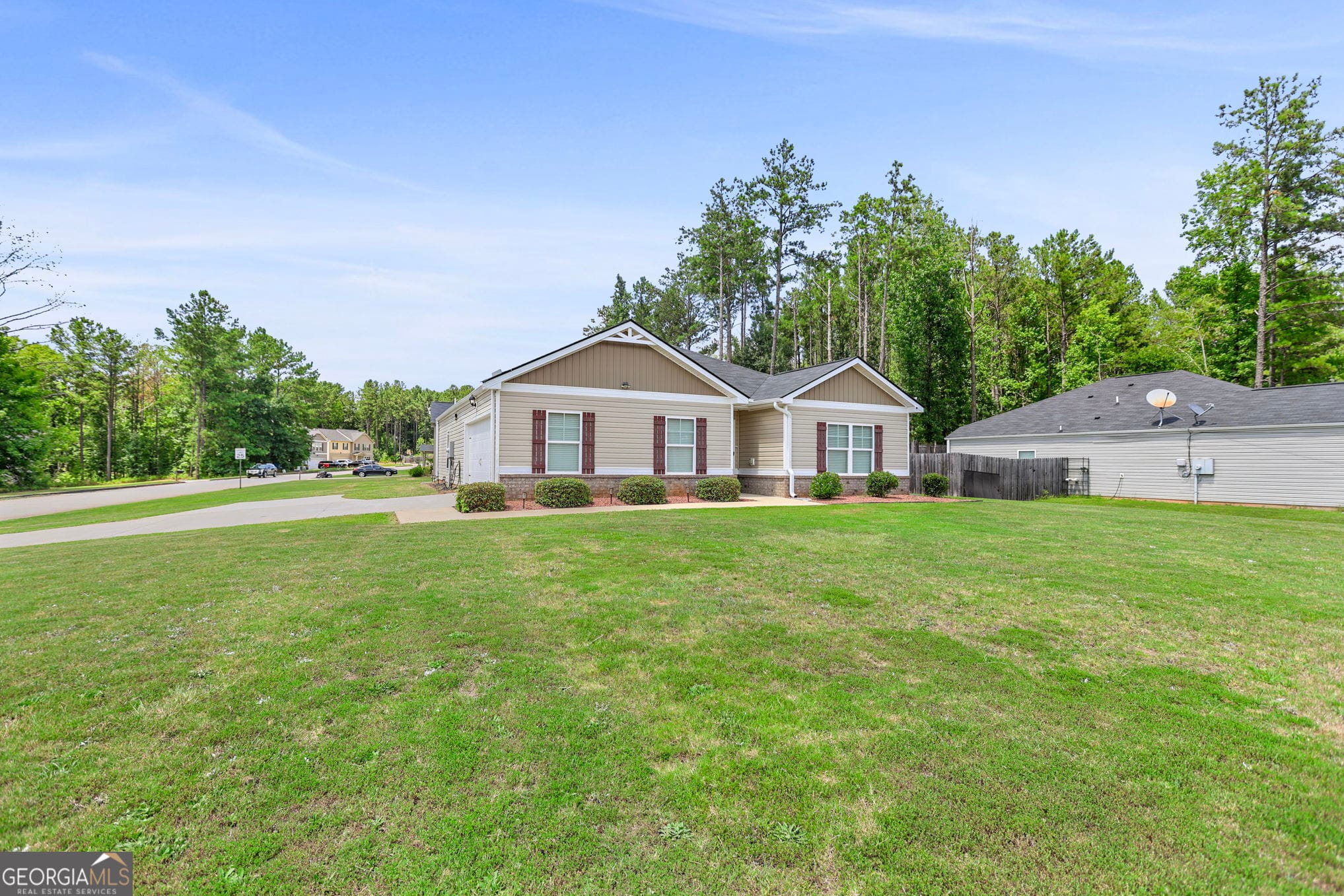 141 N Meadows Ridge Dr, Grantville, GA 30220