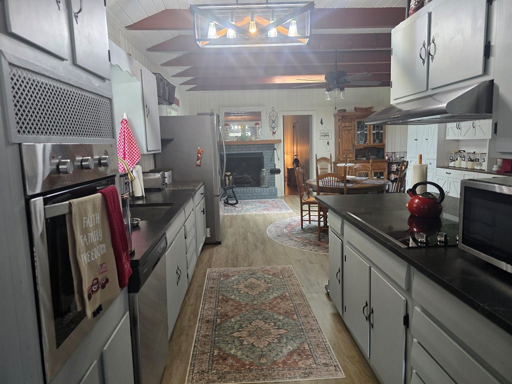 2101 Robinhood Rd, Albany, GA 31707