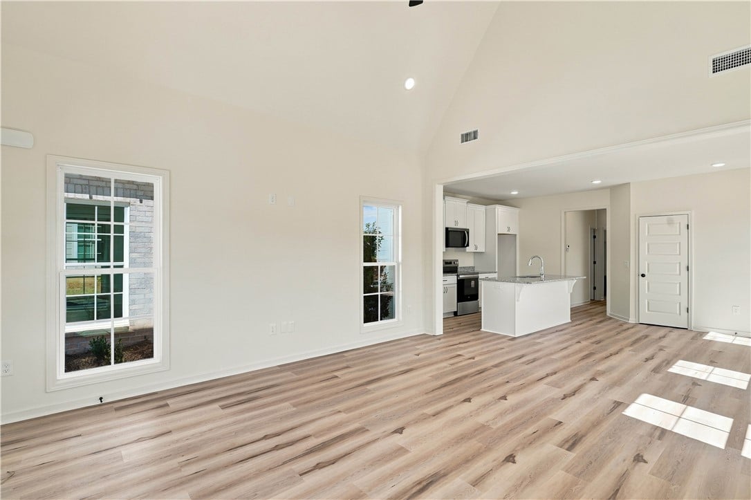 1037 HUNTERS, Opelika, AL, 36801