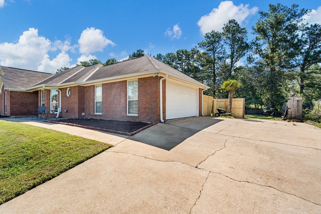 31 Clayton Ct, Phenix City, AL 36869, USA, Side Entry Garage