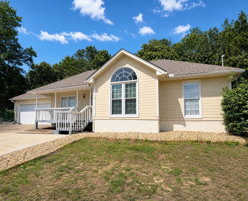 216 Laurel Wood Dr, Smiths Station, AL 36877