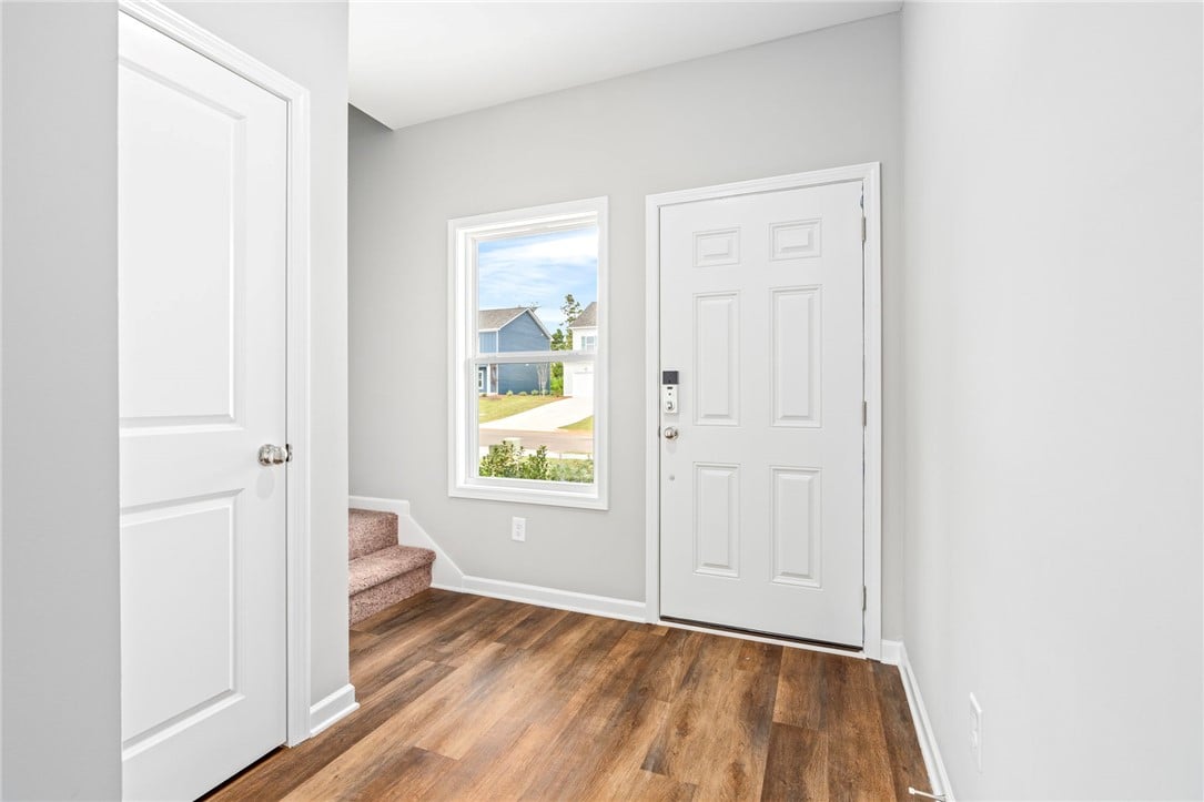 415 gray St, Opelika, AL 36801, An inviting entrance foyer welcomes guests with du