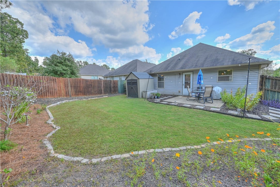 2706 Brittany Ln, Opelika, AL 36804, An inviting backyard features a level lawn, stone-